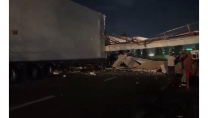 Truck knocks down Lagos pedestrian bridge