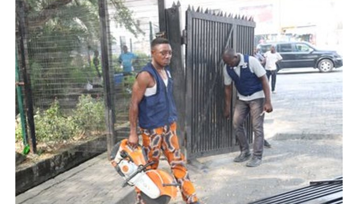 Traffic gridlock: Lagos begins massive removal of illegal gated streets in Lekki